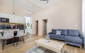 Csengery Deluxe Home With Balcony